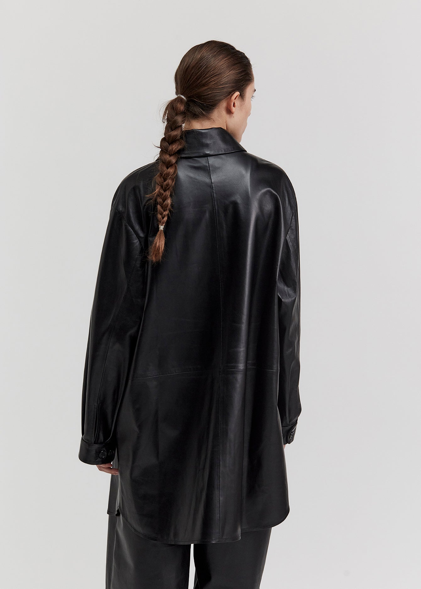 12544 SAUL - UTZON AW24 Leather shirt back looking to side