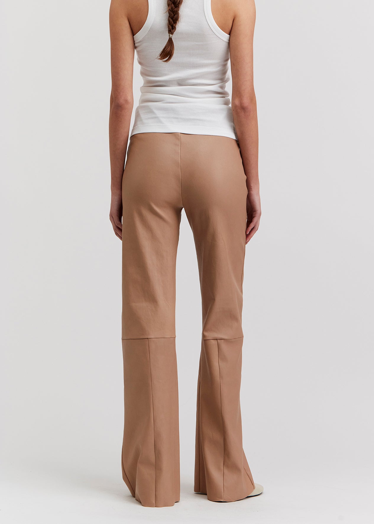 13535 SIF UTZON aw24 brown elastic leather leggings styled with white top closeup of legs back
