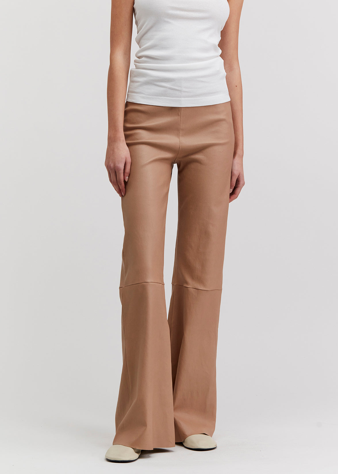 13535 SIF UTZON aw24 brown elastic leather leggings styled with white top closeup of legs front