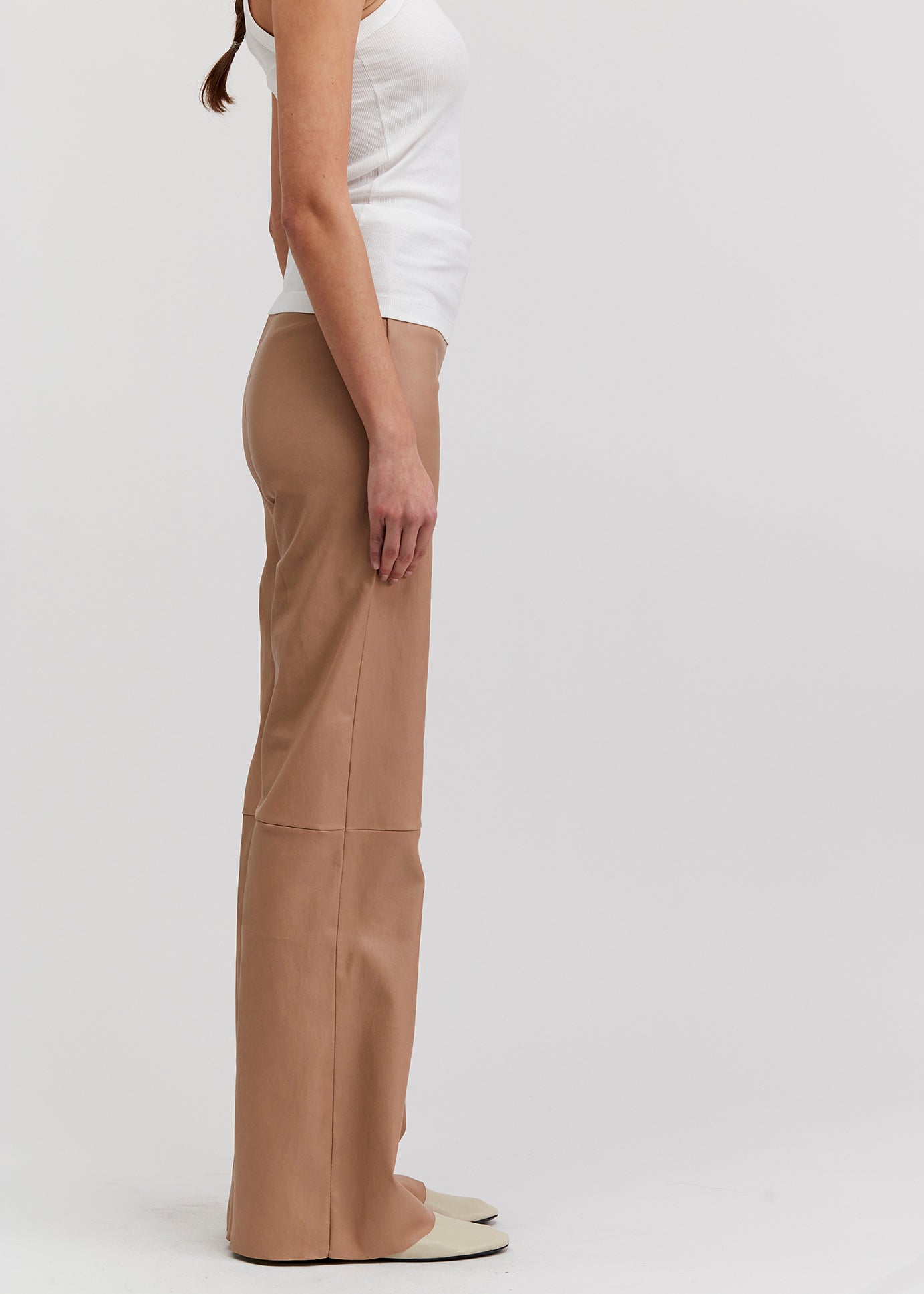 13535 SIF UTZON aw24 brown elastic leather leggings styled with white top closeup of legs side