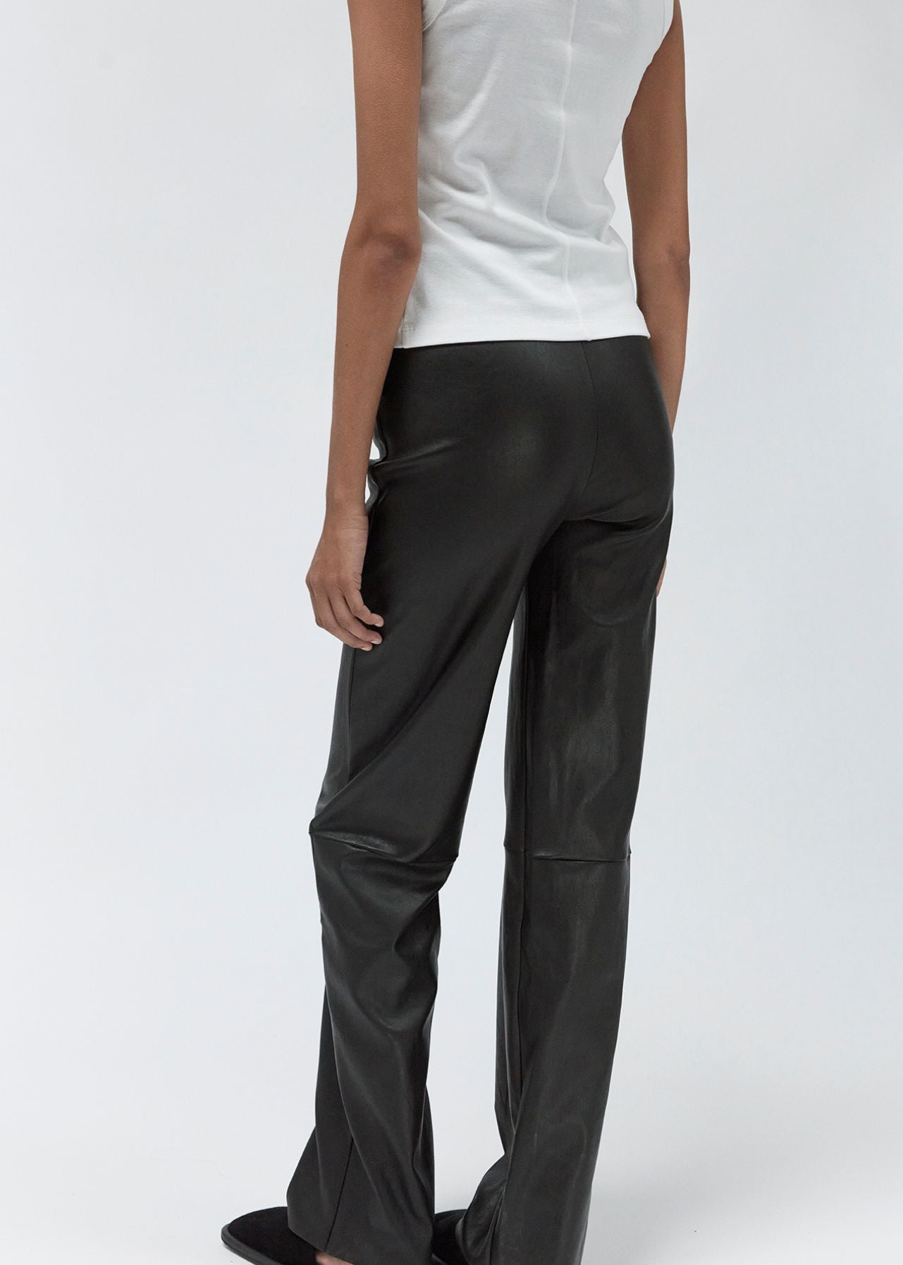 13544 PRINCE UTZON aw24 elastic lamb suede leggings styled with a white tanktop shown from back