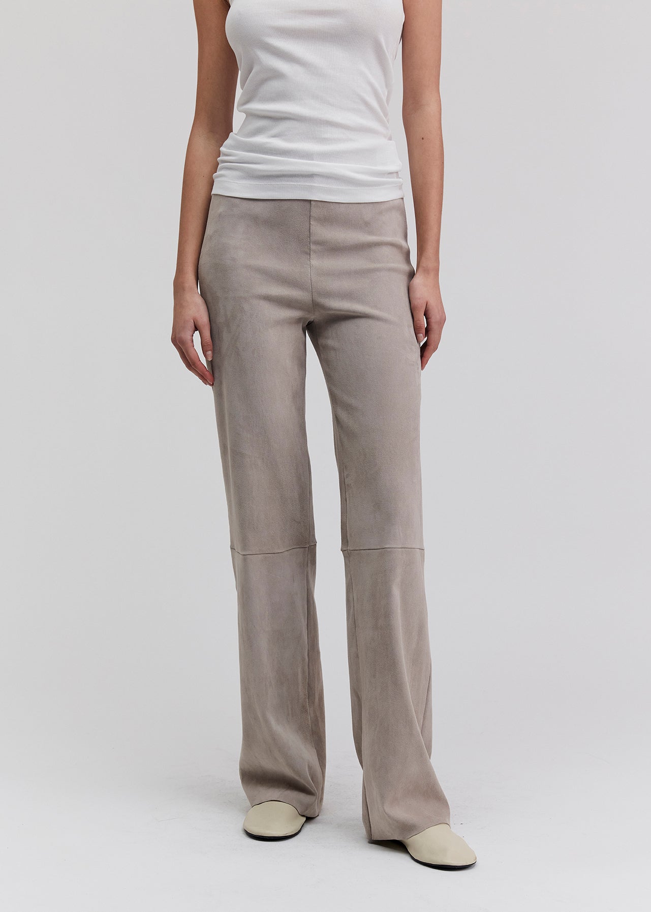 13544 PRINCE UTZON aw24 elastic lamb suede leggings styled with a white tanktop front