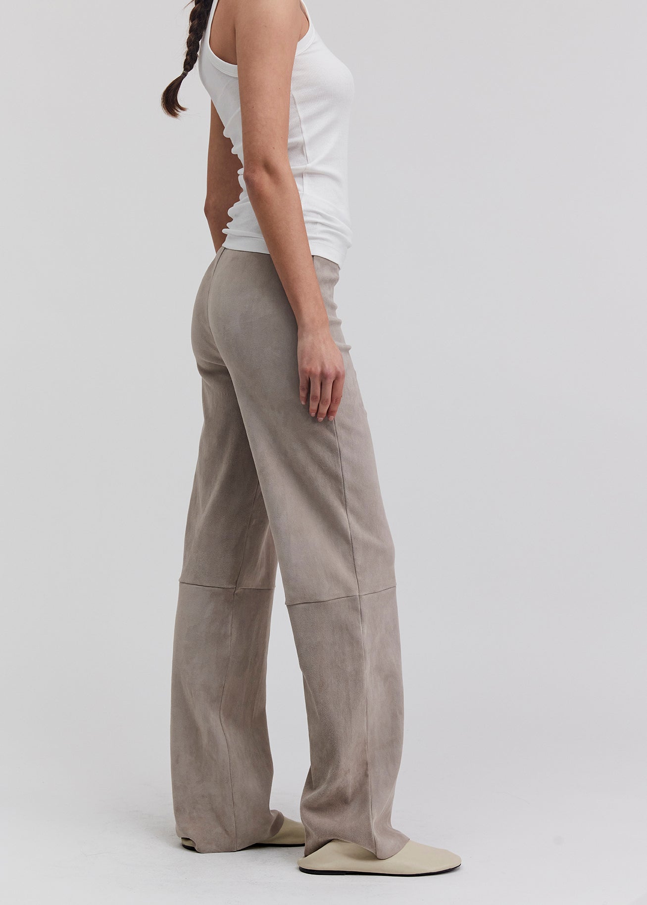 13544 PRINCE UTZON aw24 elastic lamb suede leggings styled with a white tanktop side