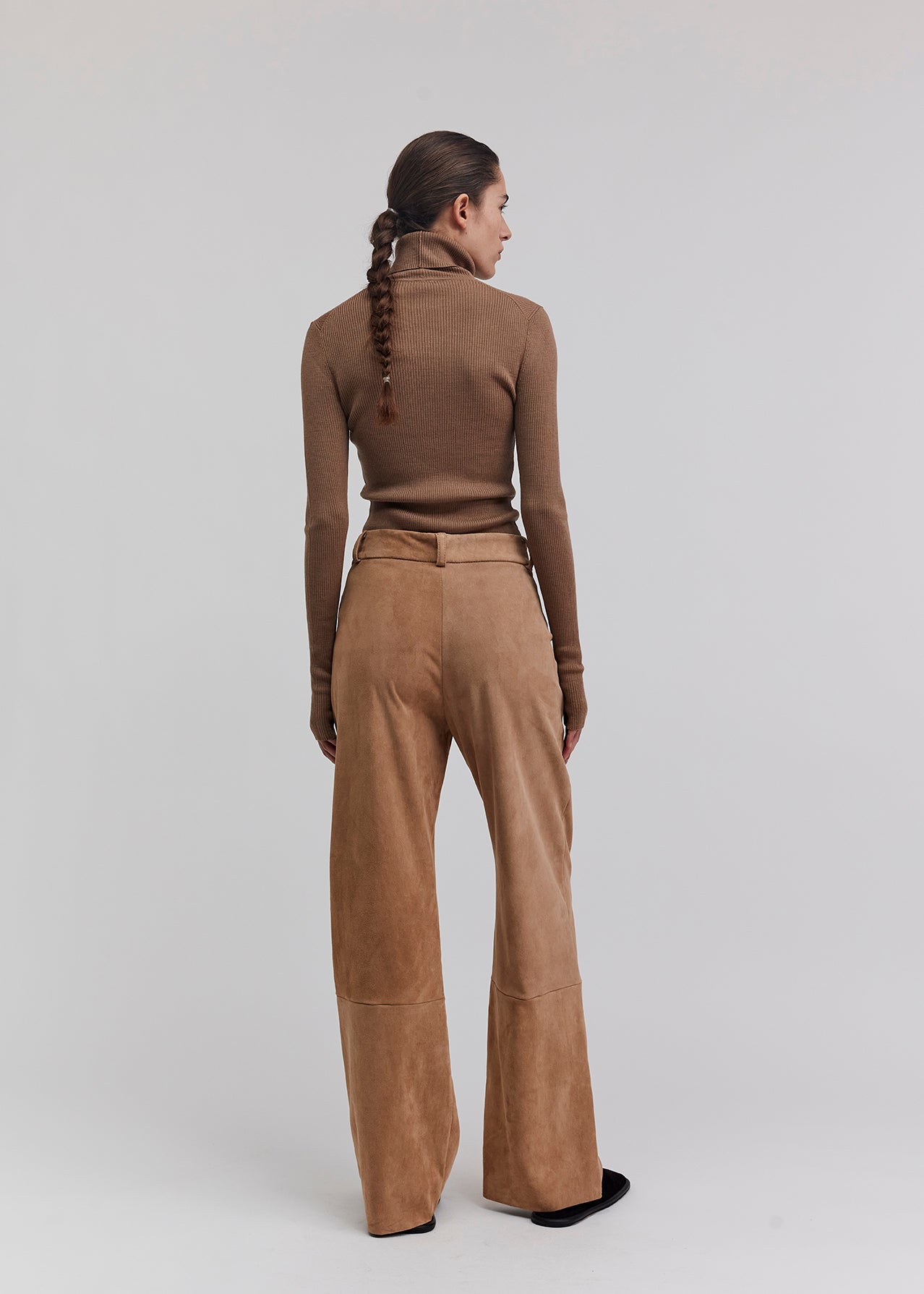 13545 PHILIP UTZON aw24 brown elastic suede pants styled with brown top and black slippers model looking to the side shown from the back full body