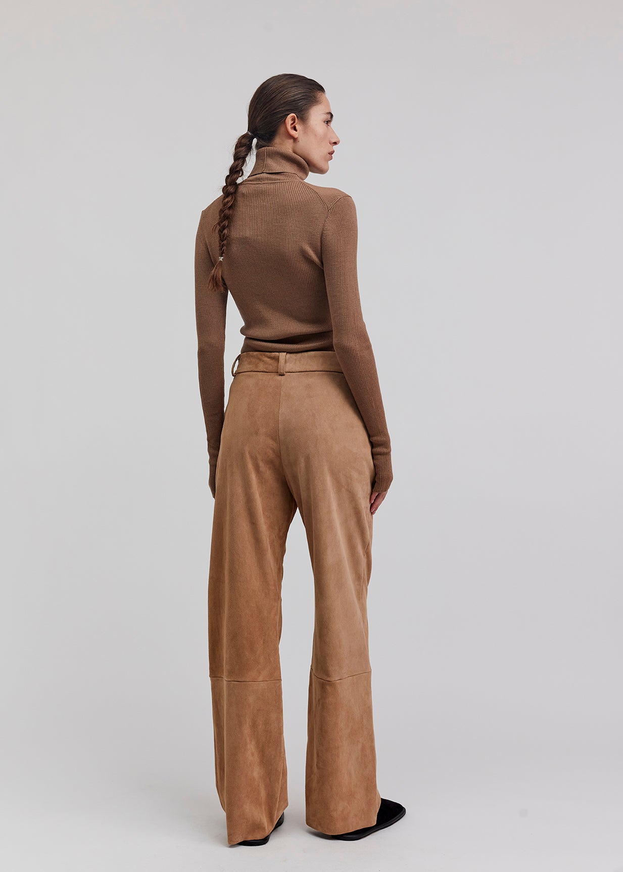 13545 PHILIP UTZON aw24 brown elastic suede pants styled with brown top and black slippers model shown from the back full body 2