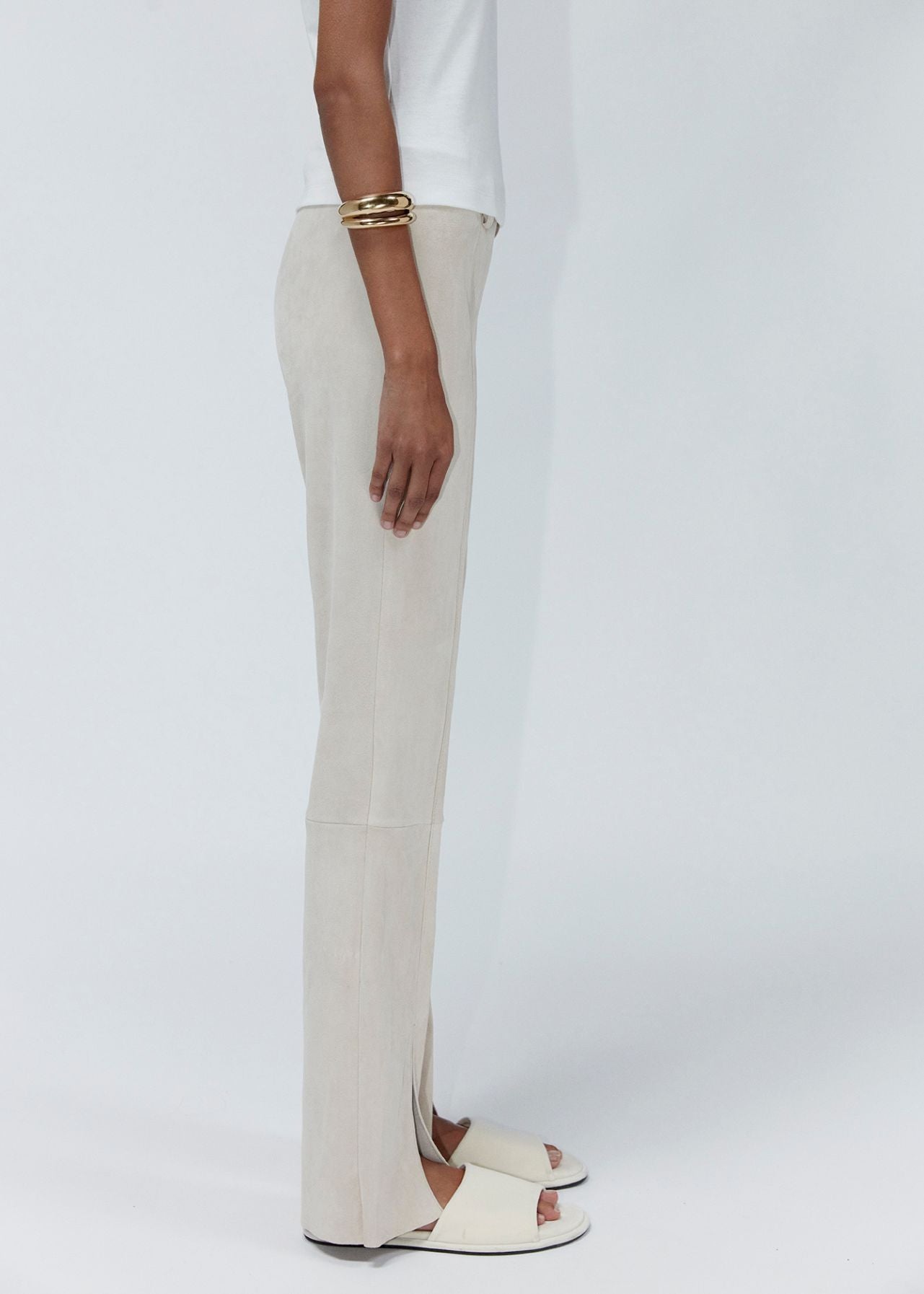 13554 LIE UTZON aw24 elastic lamb suede leggings styled with white top and white slippers and gold bracelet mode shown from the side