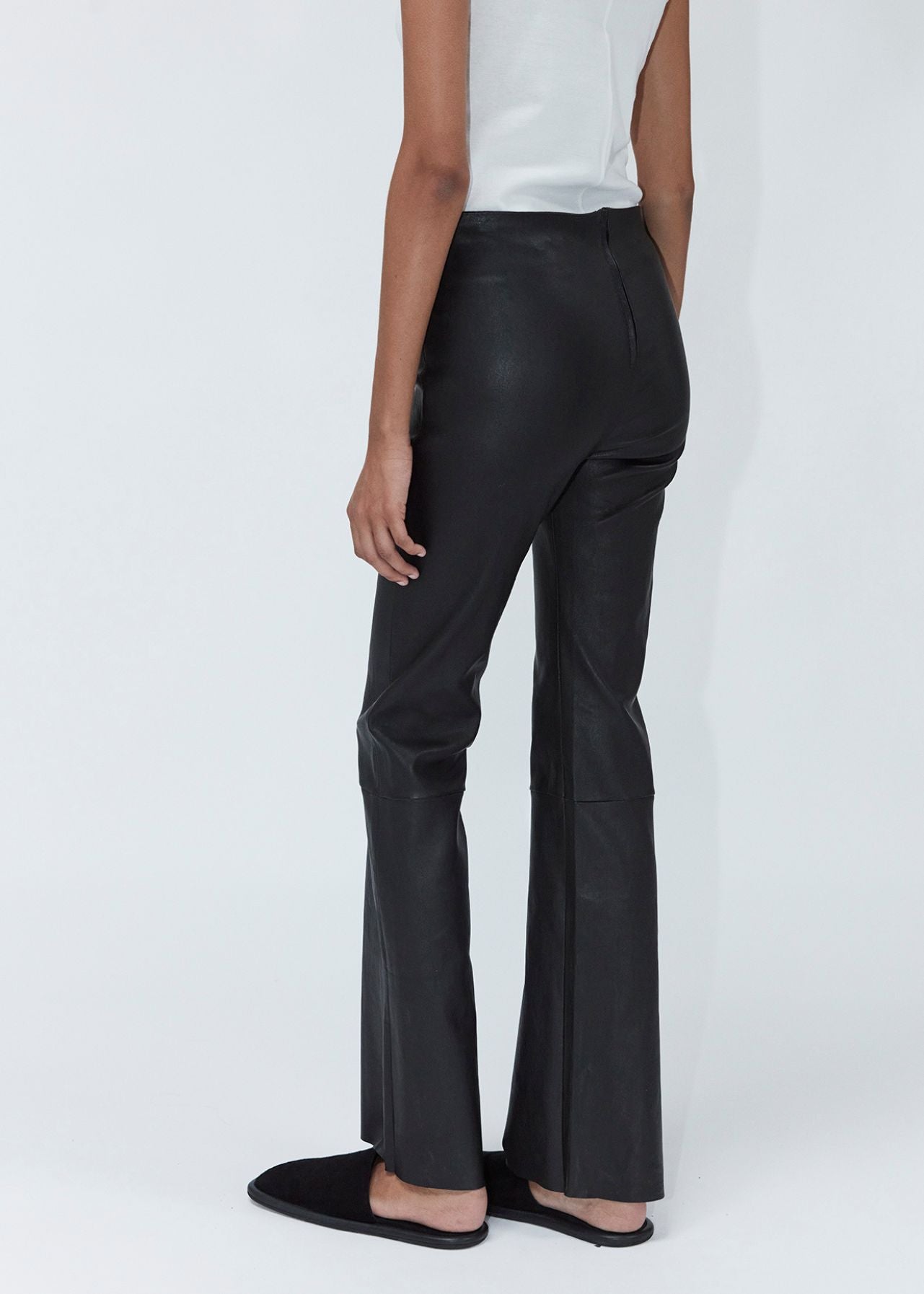 13555 LUMI - UTZON Elastic Lamb Leggings styled with white tshirt and black slippers model shown from the back closeup of legs