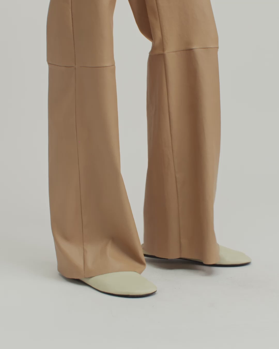13535 SIF UTZON aw24 brown elastic leather leggings styled with white top closeup of legs 360
