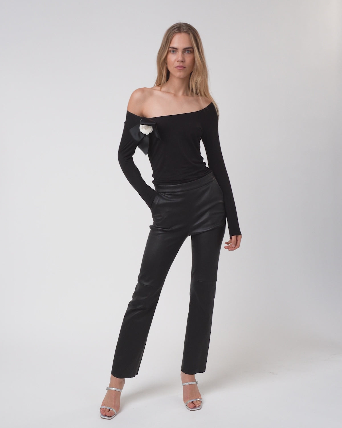 13512 LAVENDER UTZON aw24 black elastic lamb leggings styled with a black top with open shoulders, heels and a bow 360