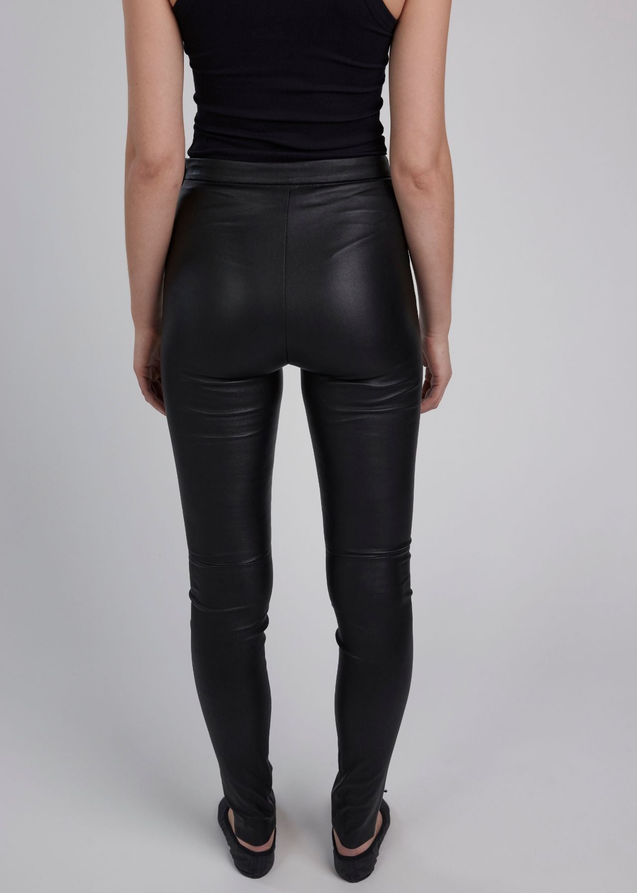 13396 LAURA - UTZON AW24 black leather leggings styled with ballerinas and black top backshot