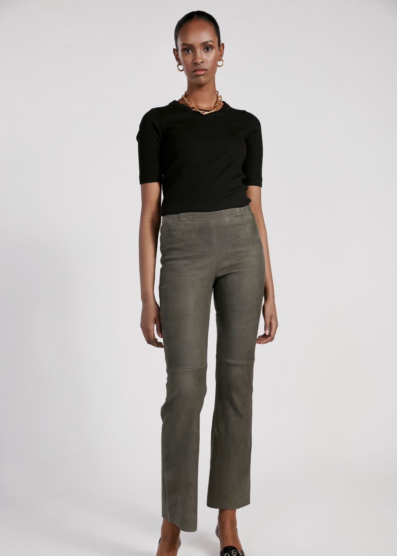 13501 LEA - UTZON aw24 lea elastic lamb leggings styled with a black top and gold jewellery front