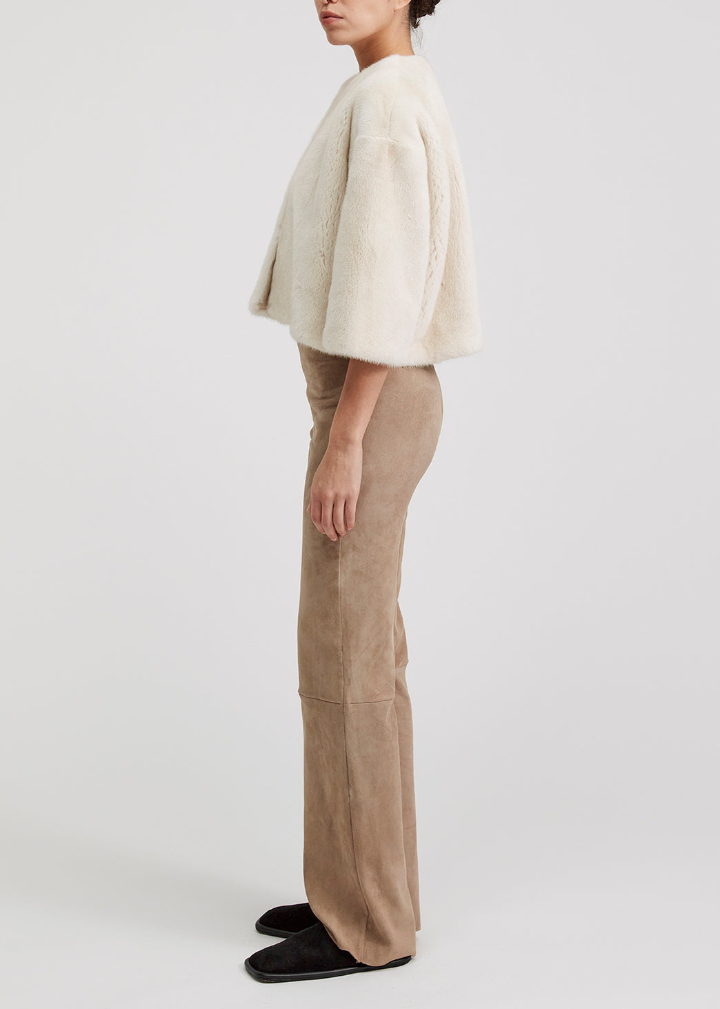 13544 PRINCE UTZON aw24 elastic lamb suede leggings styled with a pearl white top and black slippers side