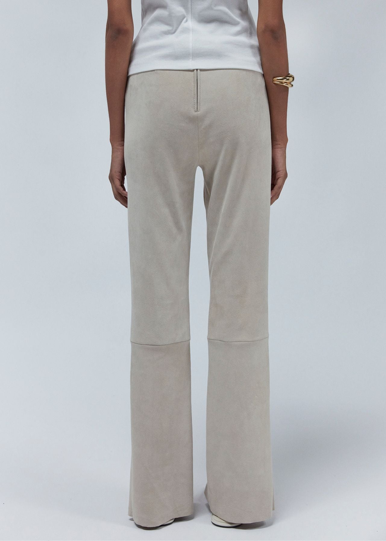 13554 LIE UTZON aw24 elastic lamb suede leggings styled with white top and white slippers and gold bracelet mode shown from the back