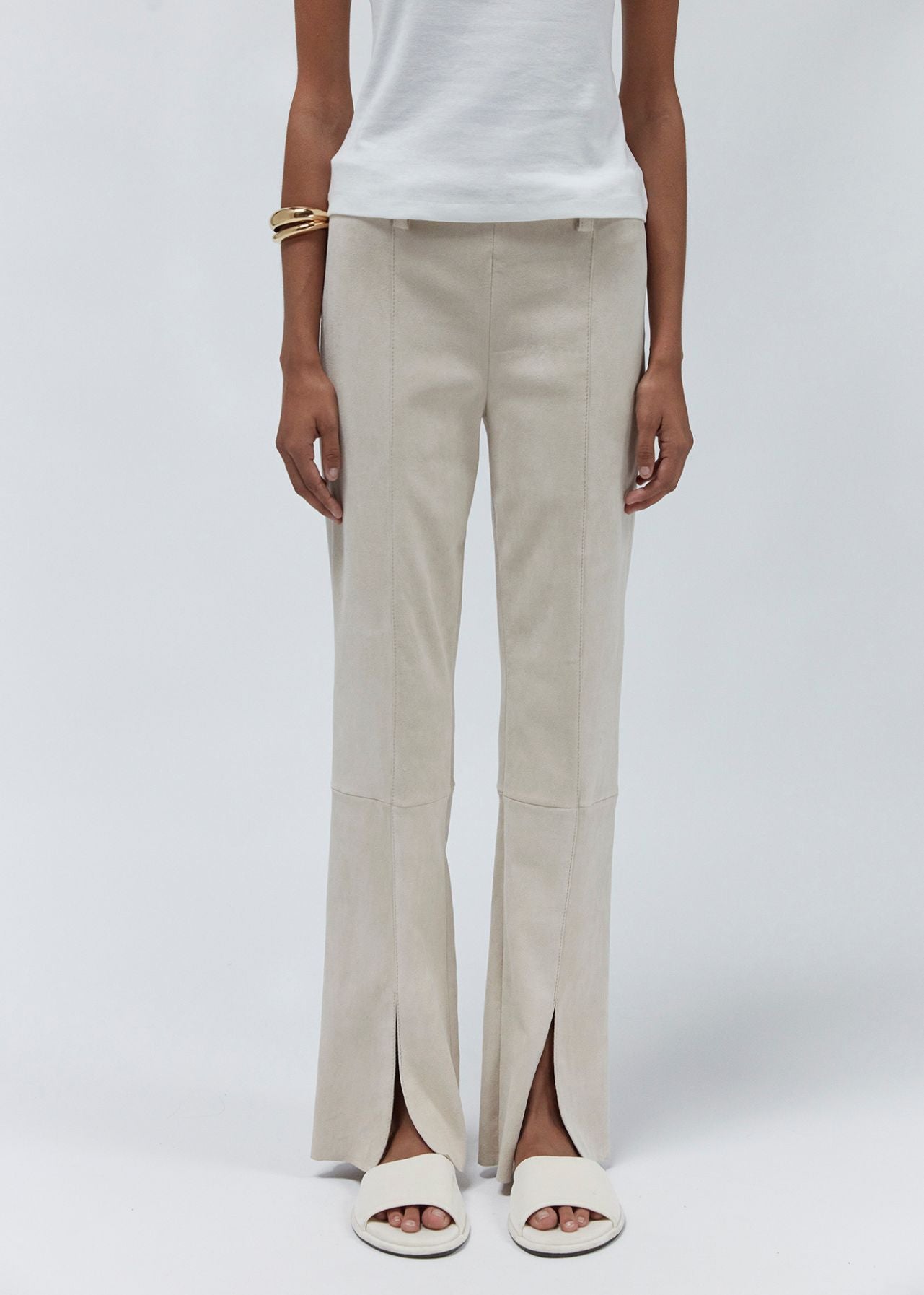 13554 LIE UTZON aw24 elastic lamb suede leggings styled with white top and white slippers and gold bracelet mode shown from the front