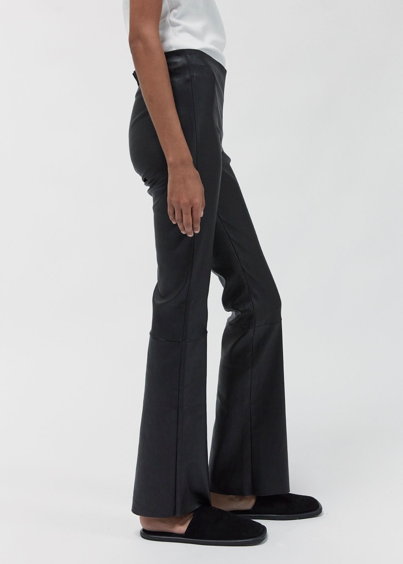 13555 LUMI - UTZON Elastic Lamb Leggings styled with white tshirt and black slippers model shown from the side closeup of legs