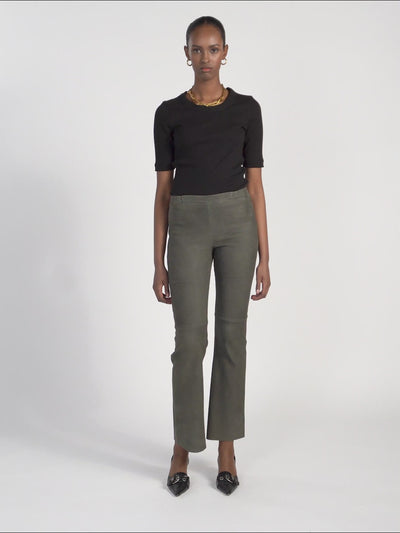 13501 LEA - UTZON aw24 lea elastic lamb leggings styled with a black top and gold jewellery 360