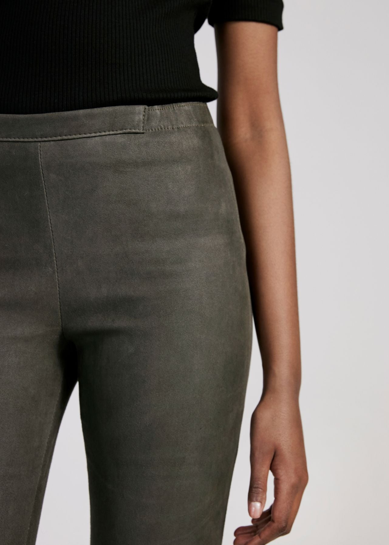 13501 LEA - UTZON aw24 lea elastic lamb leggings styled with a black top and gold jewellery close up