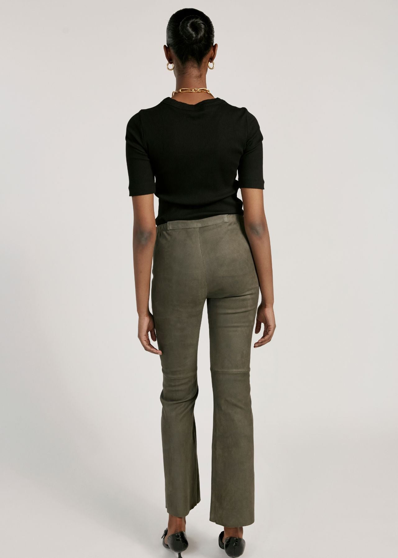 13501 LEA - UTZON aw24 lea elastic lamb leggings styled with a black top and gold jewellery back