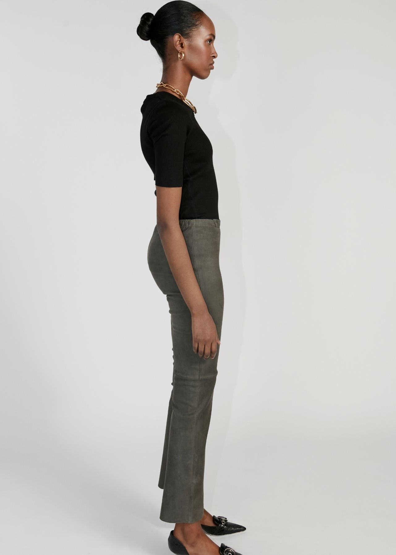 13501 LEA - UTZON aw24 lea elastic lamb leggings styled with a black top and gold jewellery side